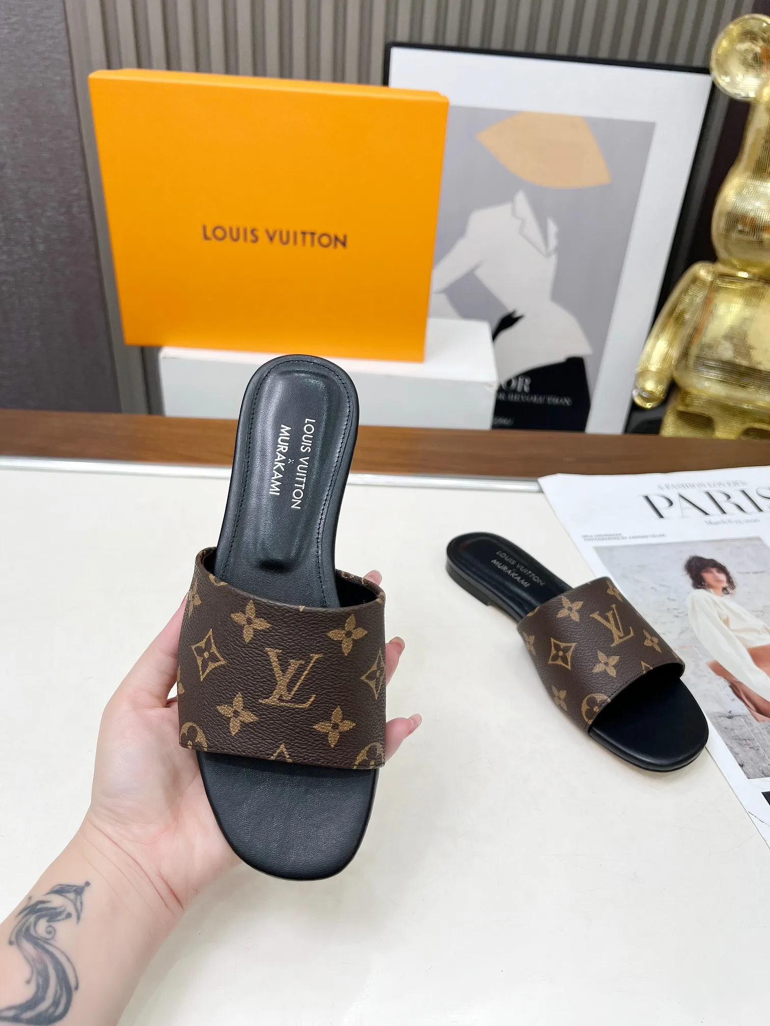 💕💕Factory direct selling price p380💕💕Vuiton’s latest 2025 spring and summer style. This sandal is from the Louis Vuitton The dotted LV logo on the upper brings a different visual feast to the hot summer. Color: coffee, white, black. Size: 35 to 40 (4142 can be customized, non-returnable and non-exchangeable) (leather sole can be customized +30 non-returnable and non-exchangeable)